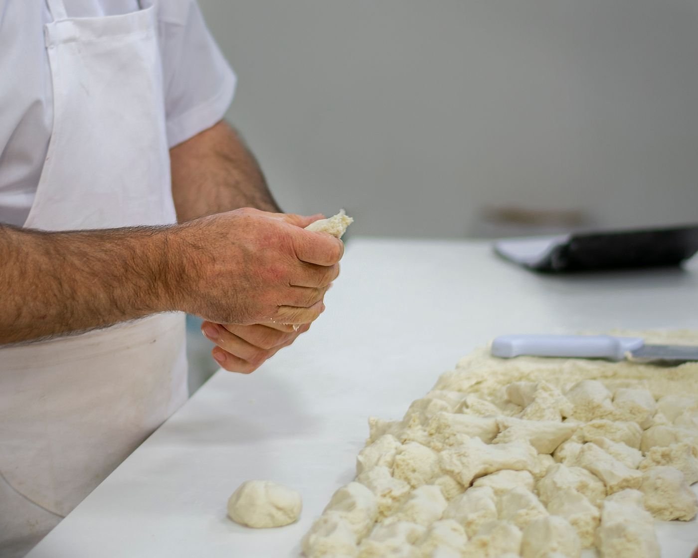 Mains d'un boulanger pétrissant la pâte