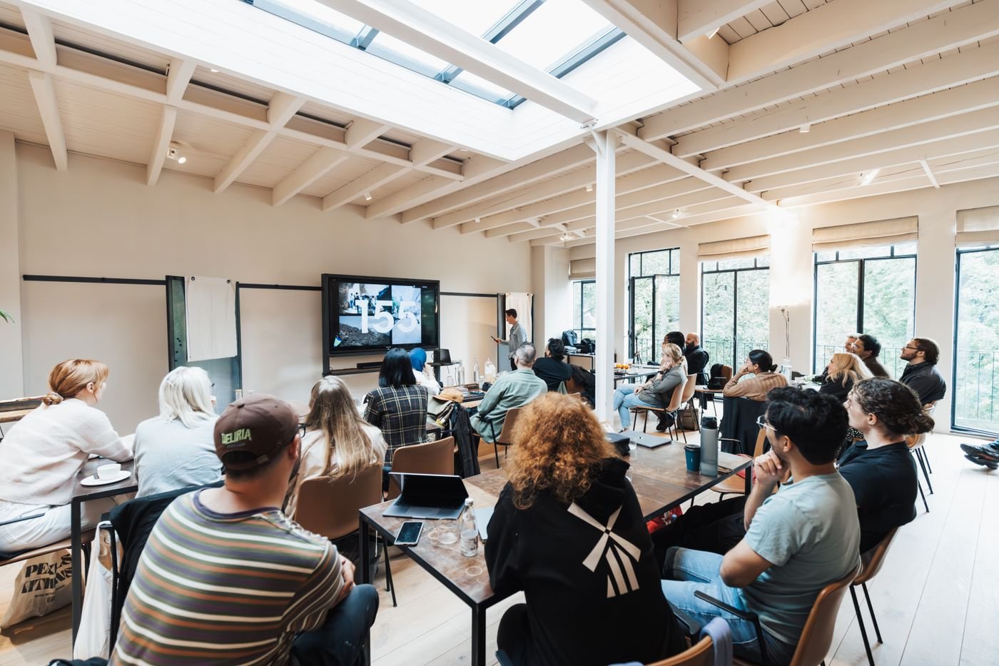 Groupe de participants de dos dans une salle de formation claire